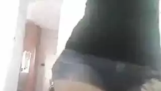 عربيات عاريات ترقصن وتمارسن الجنس في مشهد صريح