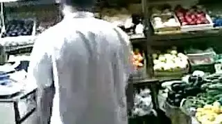 نيك عربي إكس إكس إكس: البائع يأخذ الزبونة بوضعية الكلب في المحل