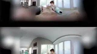 مص زب افتراضي: شقراء تمتلئ بالمني