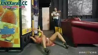 مشهد ماكينة جنسية شديد: أنين وتنفيط