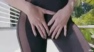 رجل يتكلم مع النساء في شارع ويأتي بهن الى المنزل