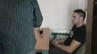 كرتونية مع وحش: مشهد كارينا كابور الصريح مع الحيوان