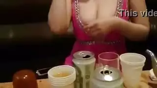 عاهرة ذات نظارات ضخمة تنتشر على نطاق واسع من أجل حمولة السائل المنوي السميك لنائب الرئيس