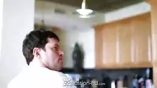 شغف عرقي مختلط: رجل إيطالي يسيطر على امرأة ماليزية