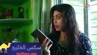 مثلث جنسي ثنائي الميول: فتاة متسلطة تشاهد حبيبها يضاجع عاهرة مثيرة
