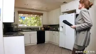 الجمال المحترف يأخذ وضع الكلب الخشن
