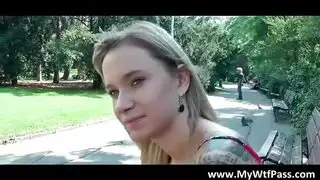 فتاة شقراء تفتح فرجها العاري على مصراعيه في منزل فاخر إباحي