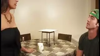 إباحية على الطاولة: مدلكة تمص وتضاجع من أجل إكرامية كبيرة