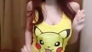 شابة تحصل على إنهاء سميك على وجهها