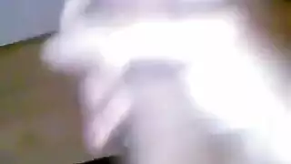 متعصب للاستمناء يدلك قضيبه الصلب حتى القذف