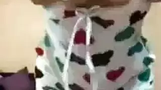 عاهرة كاميرا خليجية تُكشف وهي تظهر ثدييها الضخمين على بث مباشر