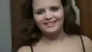 من رقص البطن إلى الجنس الصريح: فتاة تلمس فرجها المبلل