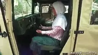 عاهرة محجبة تُقَفَّش وتتعرى في مقعد السيارة الخلفي