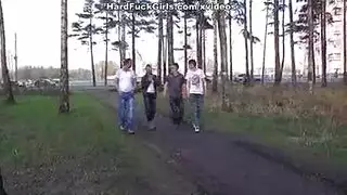 جنس ثلاثي ساخن في السيارة مع أثداء كبيرة ترتد في كل مكان