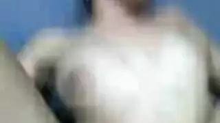 عمود هائل يدمر فرج صغير ضيق