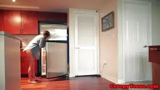 فتاة عارية تقرأ كتابًا ثم تمتلئ بقضيب إباحي عنيف