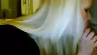 فتاة ويب شقراء تلتهم قضبان رجال عراة