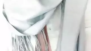 عاهرة محجبة تصور لعبة كسها وتشاركها على الإنترنت