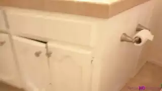 جلسة ناك ساخنة في الحمام تنتهي بقذف على الوجه