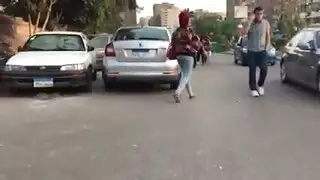 مطاردة طيز حجابة: منحرف يلتقط منحنياتها بالكاميرا