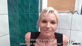 العاهرة تُدمر: فارس عدواني يضرب فرجها المبلول