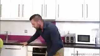 خادمة تُغوي رئيسها بمؤخرتها الممتلئة ثم تُنَاك بقوة