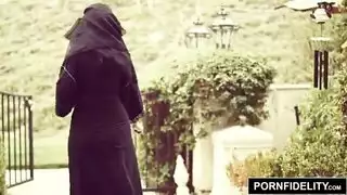 إباحية صريحة: خادمة مثيرة تتوسل لجنس شرجي خشن وقذف
