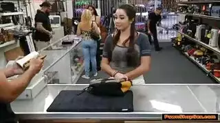 دفع مصاريف الكلية باستخدام مهبلها الضيق وقضيب