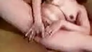 حركة فردية إباحية: إدخال الأصابع والصرخات من المتعة