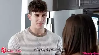 مخبأة تحت ملابسها: ثداء طبيعية كبيرة مكشوفة