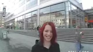 فتات تئن بصوت عال في مشهد جنس صريح