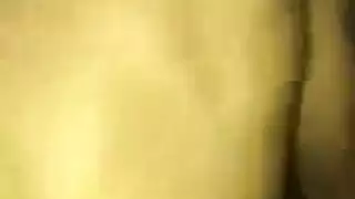 قضيب أسود ضخم يوسع فمها المتقيّء في مشهد إباحي