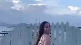 بيكيني بيكيني يلبس فتاة في سن المراهقة