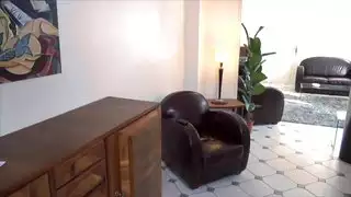 الملابس الاستفزازية تُخلع بينما تستعد العاهرة السمراء للجماع