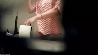 كاميرا تجسس تسجل سمراء قذرة تأخذ عدة أعضاء ذكرية