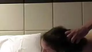 سكس مصري هائج عليها علي السرير وبيقلعها
