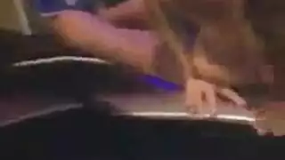 شقراء مدبوغة تأخذ قضيب أسود عميقاً في مؤخرتها