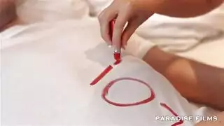 قحبة تتسلل الى غرفة زوج اختها و هو نائم و توقظه بمص زبه و تجعله ينيكها