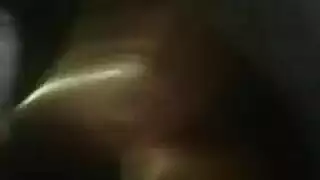 العاهرة الشابة تخدم قضيب زميلتها بفمها ثم تمارس الجنس الشرجي