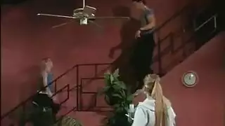 سمراء صغيرة الحجم تصل للهزة الجنسية بإيلاج الأصابع في مهبلها