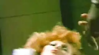 إباحية رجعية: ممارسة الجنس مع شقراء وسمراء في علاقة ثلاثية