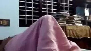 أوروبية ناضجة تلهو بقضيب صلب