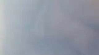 شقراء بملابس صفراء وحذاء طويل تأخذ قذفًا وجهيًا صريحًا