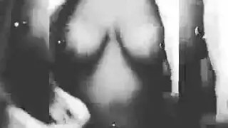 جلسة حلق عميق لسمراء تثير رد فعل عنيف أونلاين وقذف