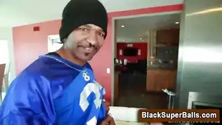 مرتاعة من عضوه الأسود الكبير، قررت أن تُملأ به