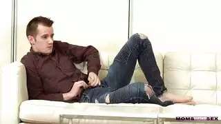 زوجة الأب الشبقية تنغمس في المتعة