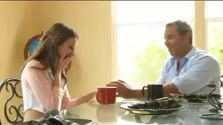 يتحرش ببنته لينيكها و هي جد متشوقة للنيك والزب و ابوها رجل وسيم و نياك