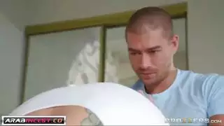 طالبة اليوجا المرنة تأخذ جنساً شرجياً من المدرب في فيلم صريح