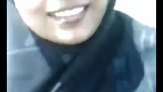 محجبة بقوام مثير تعرض ثدييها للتدليك في الأماكن العامة