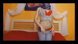 عارضة كاميرا محجبة تلمس فتحتها الضيقة حركة محجبة خام